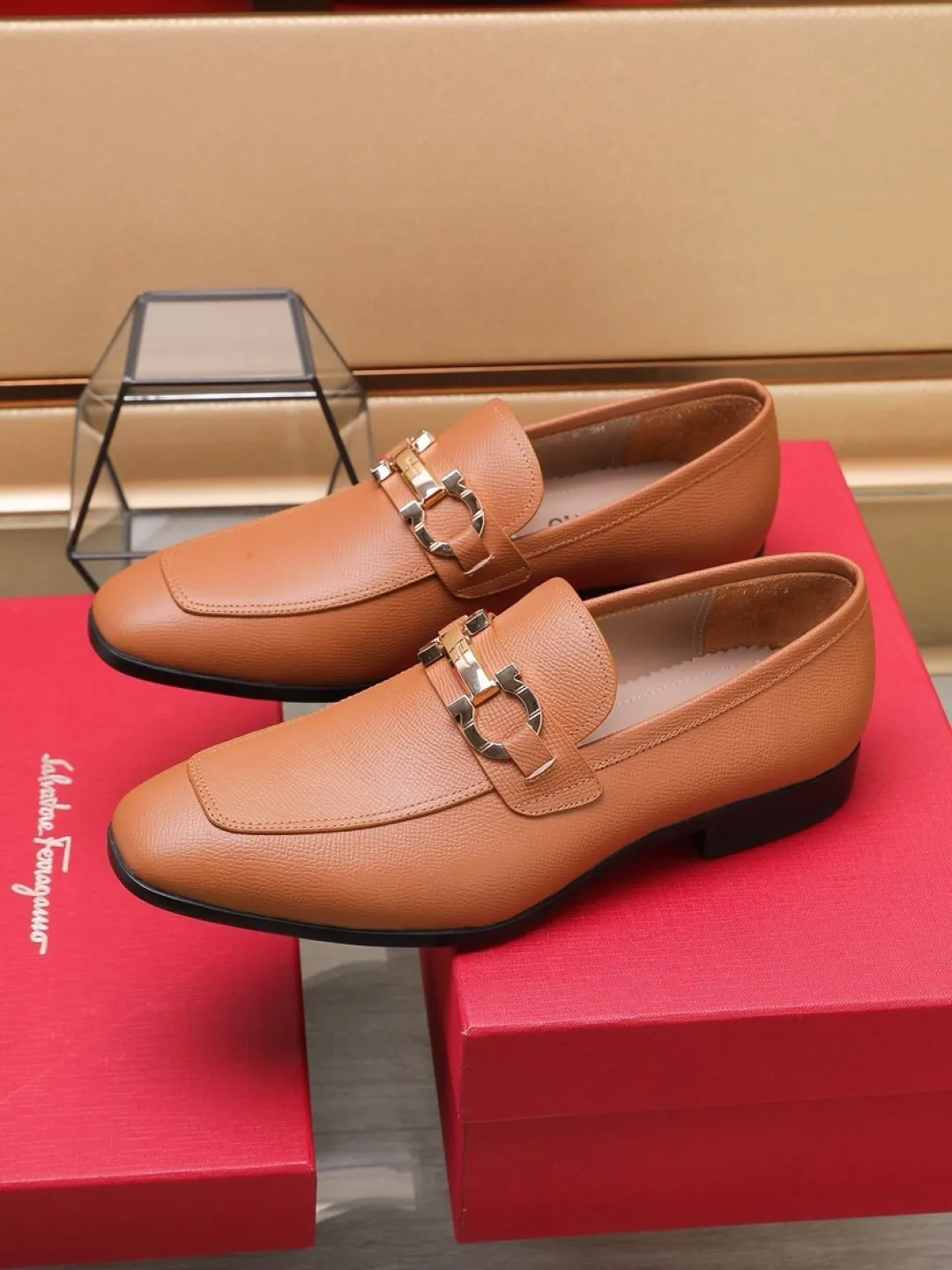 P620💰🔥《Ferragamo》👏Latest • High-end top brand luxury ~ purchasing agency, top quality ~. New fashionable business men's shoes 🔜The uppers are made of original palm-print cowhide➕cowhide·lining, with fine workmanship. The original stylish and soft combination wear-resistant and non-slip outsole is light and comfortable on the foot. The real thing looks better when photographed in person. Color: two colors available. Number of yards: 38/45 yards